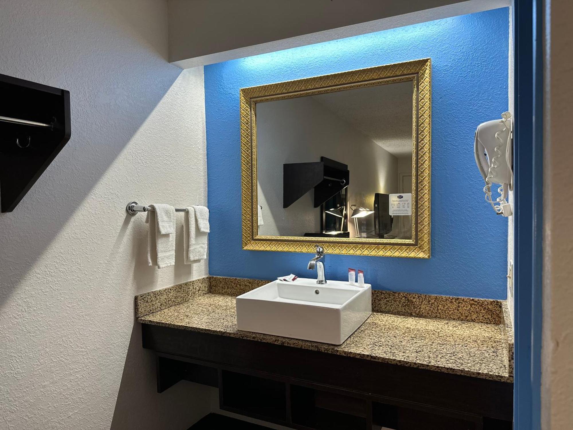 American Inn & Suites Bishop Airport Flint Exteriér fotografie